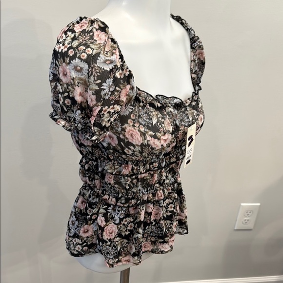 Francesca’s Mi Ami small puff sleeve Floral Black Pink Women's Top - Picture 8 of 13